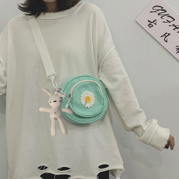 Sieviešu tekstila soma ar izšuvumu un 3D elementu