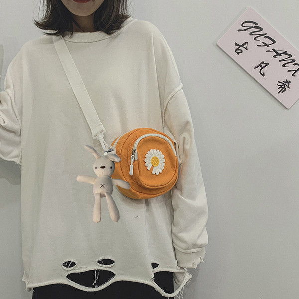 Sieviešu tekstila soma ar izšuvumu un 3D elementu