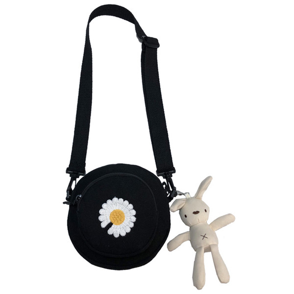 Sieviešu tekstila soma ar izšuvumu un 3D elementu