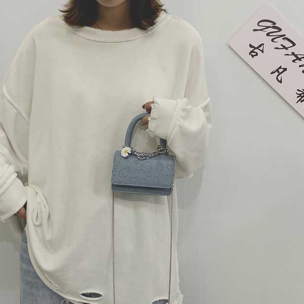 Sieviešu ikdienas soma ar īsiem un gariem rokturiem vairākās krāsās