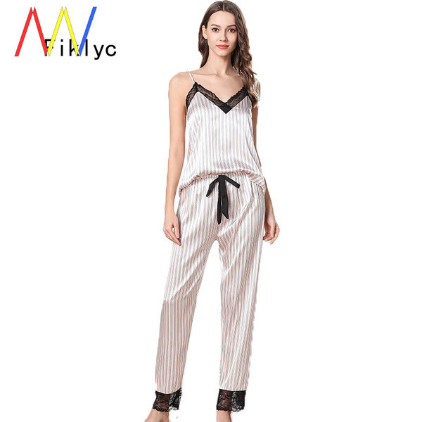 Svītraina satīna pidžama ar mežģīnēm