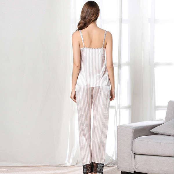 Svītraina satīna pidžama ar mežģīnēm