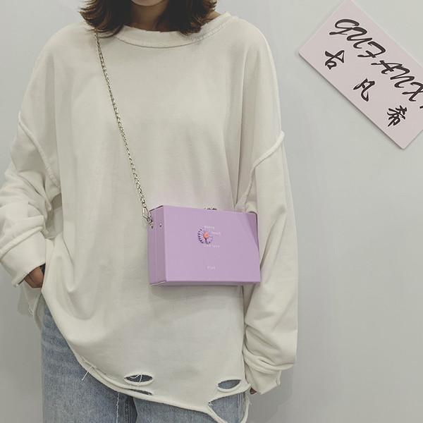 Stilīga sieviešu soma ar metāla ķēdīti un izšuvumu