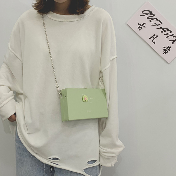 Stilīga sieviešu soma ar metāla ķēdīti un izšuvumu