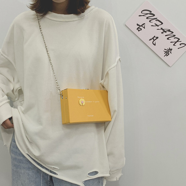 Stilīga sieviešu soma ar metāla ķēdīti un izšuvumu