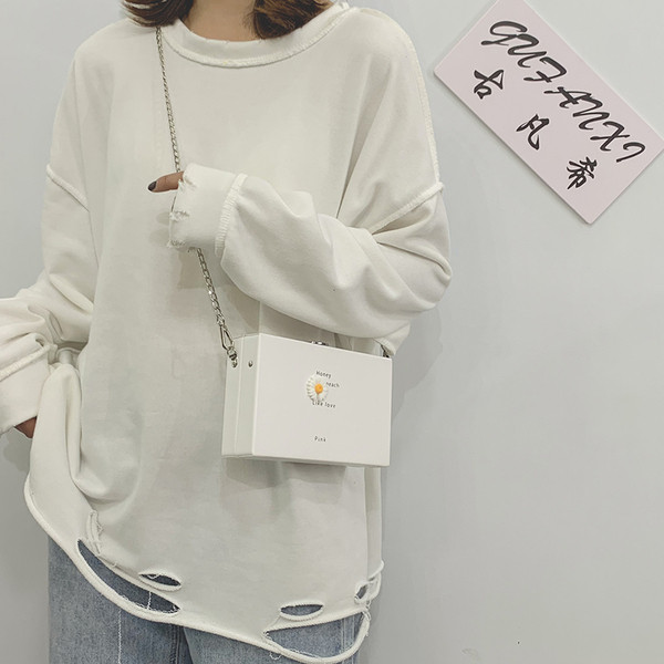 Stilīga sieviešu soma ar metāla ķēdīti un izšuvumu