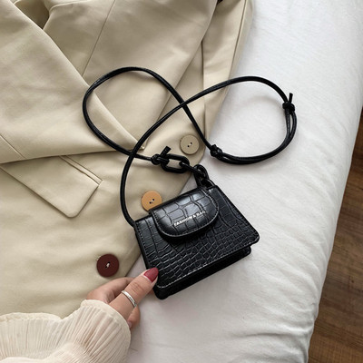 Modern táska vállon fogantyúval, négy színben