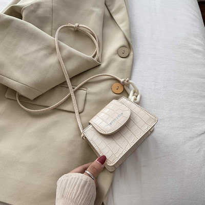 Modern táska vállon fogantyúval, négy színben