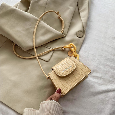 Modern táska vállon fogantyúval, négy színben