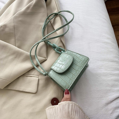 Modern táska vállon fogantyúval, négy színben