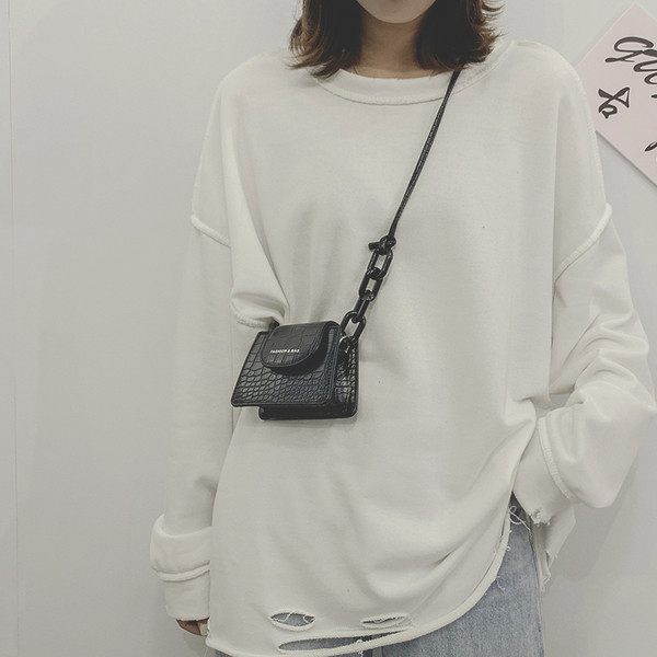 Modern táska vállon fogantyúval, négy színben