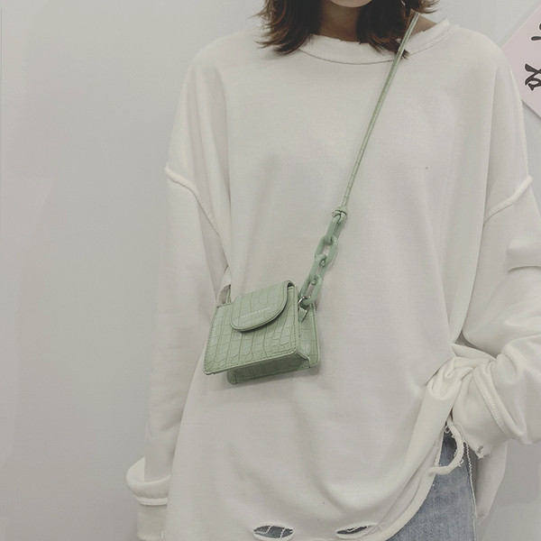 Modern táska vállon fogantyúval, négy színben