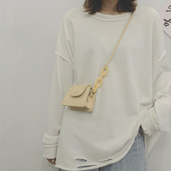 Modern táska vállon fogantyúval, négy színben