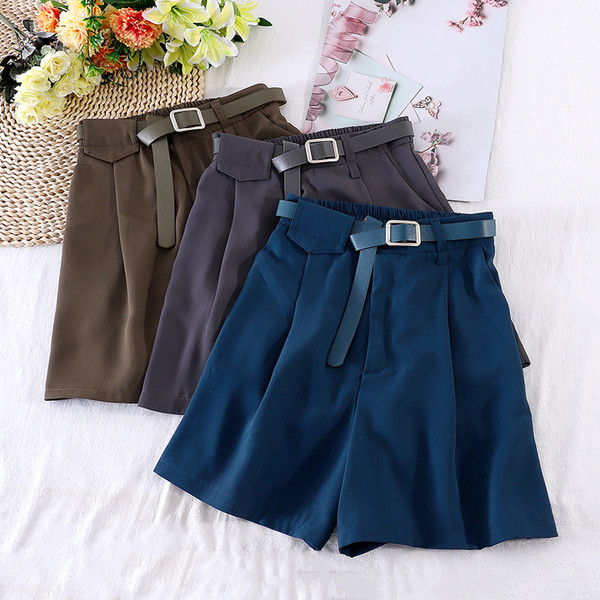 Női rövidnadrág magas derékkal és derékövvel