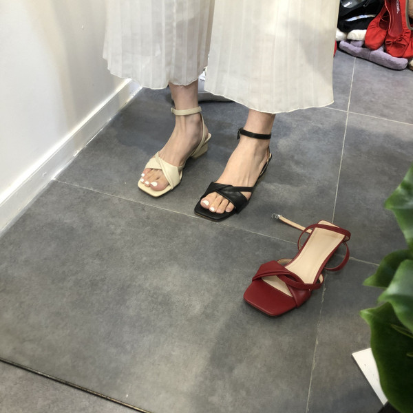 Uus mudel madala paksu kontsaga ja ökonahast rihmadega naiste sandaalid