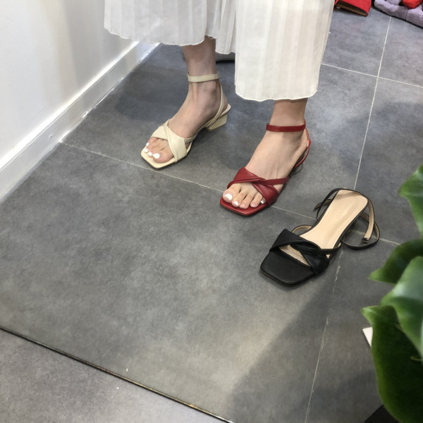 Uus mudel madala paksu kontsaga ja ökonahast rihmadega naiste sandaalid