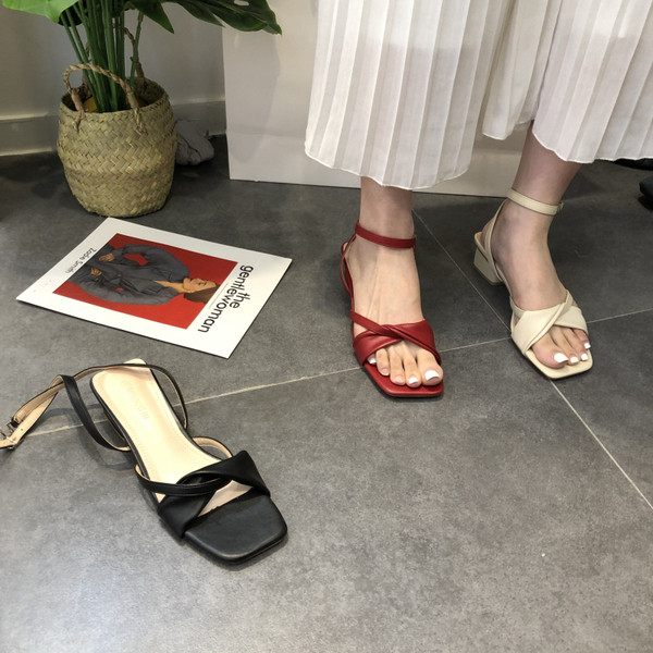 Uus mudel madala paksu kontsaga ja ökonahast rihmadega naiste sandaalid