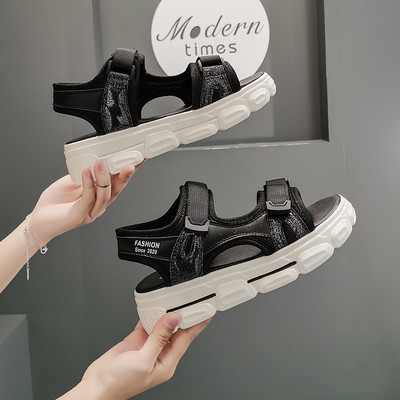 Sieviešu ikdienas sandales ar plakanu zoli baltā un melnā krāsā