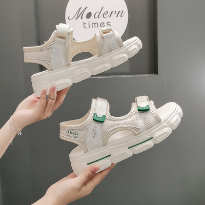 Sieviešu ikdienas sandales ar plakanu zoli baltā un melnā krāsā