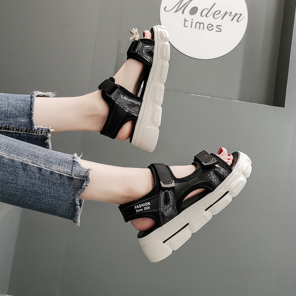 Sieviešu ikdienas sandales ar plakanu zoli baltā un melnā krāsā