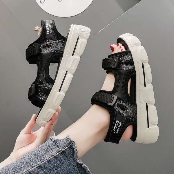 Sieviešu ikdienas sandales ar plakanu zoli baltā un melnā krāsā