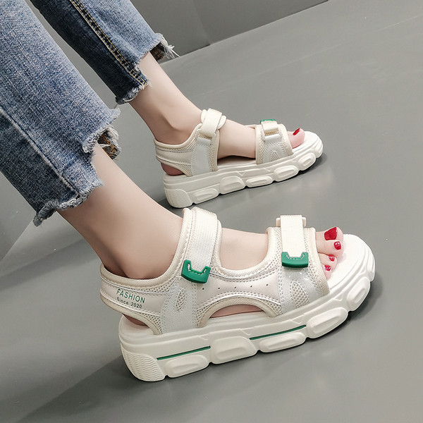 Sieviešu ikdienas sandales ar plakanu zoli baltā un melnā krāsā