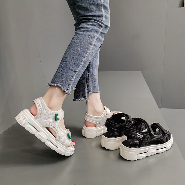 Sieviešu ikdienas sandales ar plakanu zoli baltā un melnā krāsā