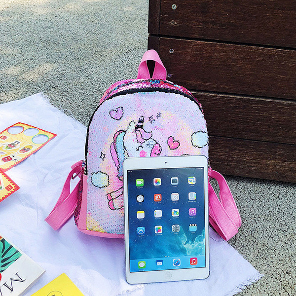 Színes női hátizsák flitterekkel egy lánynak