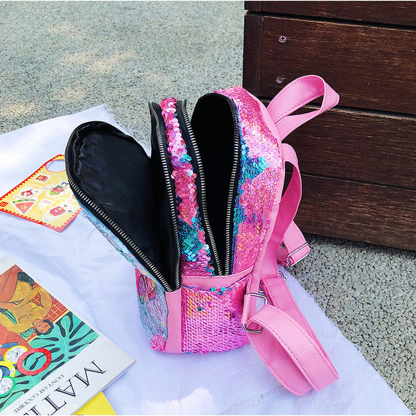 Színes női hátizsák flitterekkel egy lánynak