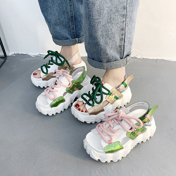 Ikdienas sieviešu sandales ar augstām zolēm un krāsainām mežģīnēm