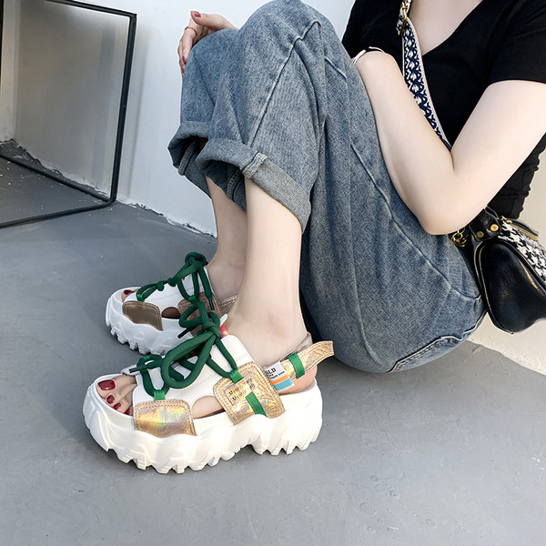 Ikdienas sieviešu sandales ar augstām zolēm un krāsainām mežģīnēm