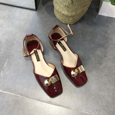 Sieviešu sandales no eko ādas ar metāla apdari