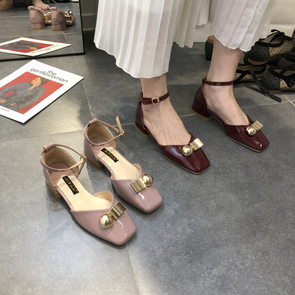 Sieviešu sandales no eko ādas ar metāla apdari