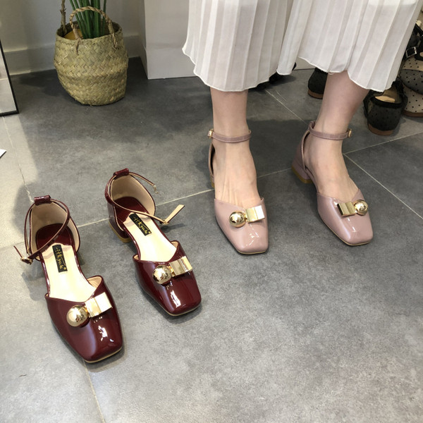 Sieviešu sandales no eko ādas ar metāla apdari