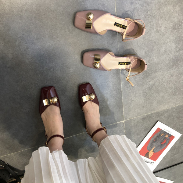 Sieviešu sandales no eko ādas ar metāla apdari