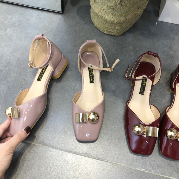 Sieviešu sandales no eko ādas ar metāla apdari