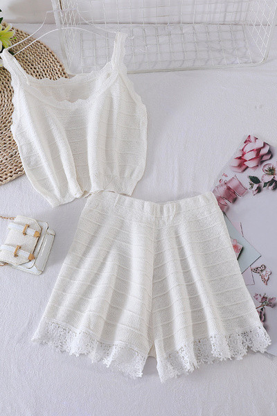 Moderns sieviešu šortu komplekts ar baltu mežģīnēm