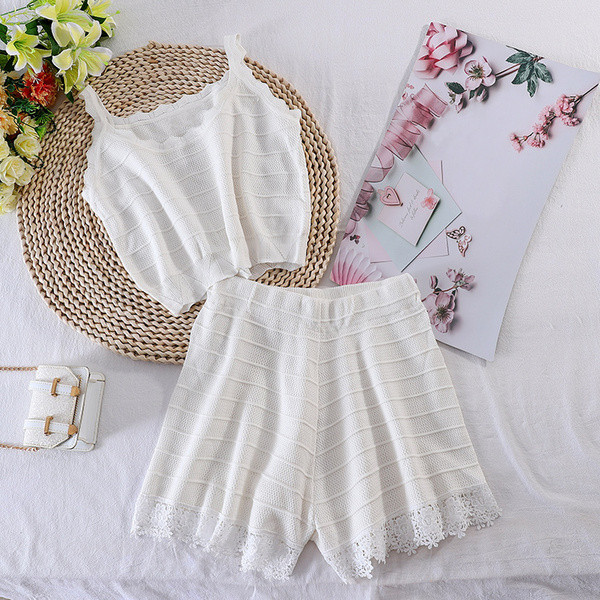 Moderns sieviešu šortu komplekts ar baltu mežģīnēm