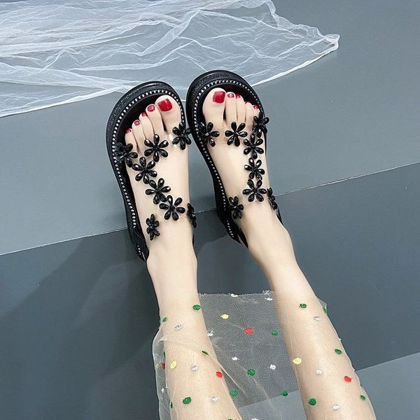 Modernas sieviešu sandales ar biezām zolēm un akmeņiem