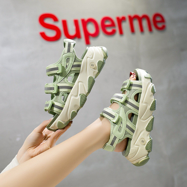 Laigude ja kõrge tallaga naiste sandaalid