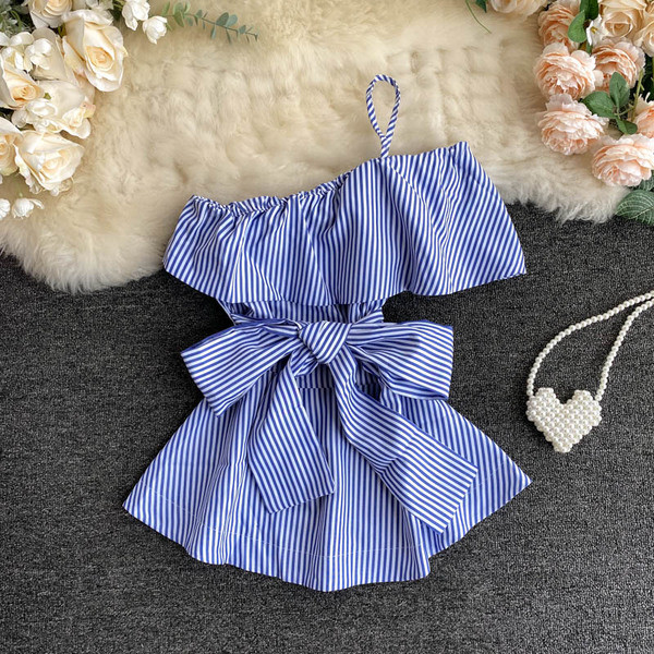 Mūsdienīgs sieviešu svītrains topiņš ar plānu siksniņu un lentīti