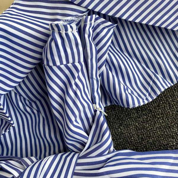 Mūsdienīgs sieviešu svītrains topiņš ar plānu siksniņu un lentīti