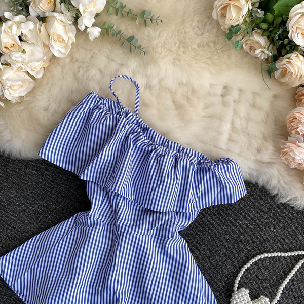 Mūsdienīgs sieviešu svītrains topiņš ar plānu siksniņu un lentīti