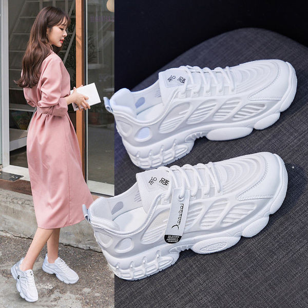 Modernas sieviešu kedas ar mežģīnēm un biezu zoli