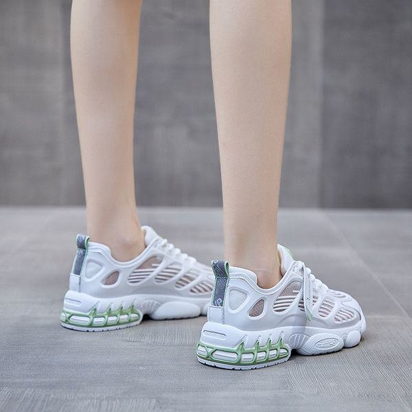 Modernas sieviešu kedas ar mežģīnēm un biezu zoli