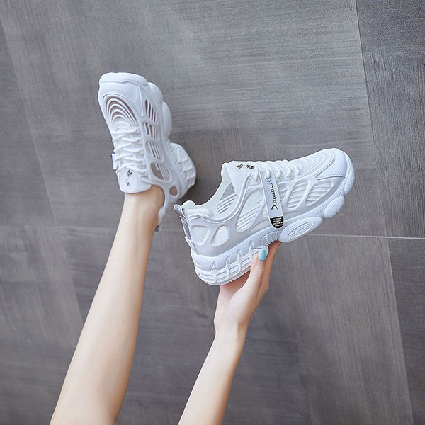 Modernas sieviešu kedas ar mežģīnēm un biezu zoli