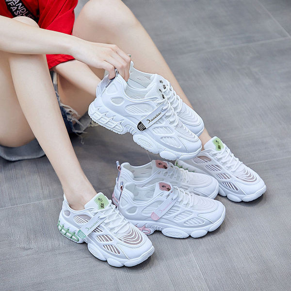 Modernas sieviešu kedas ar mežģīnēm un biezu zoli