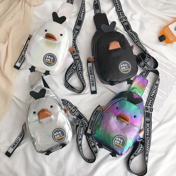 Maza sieviešu mugursoma pīles formā