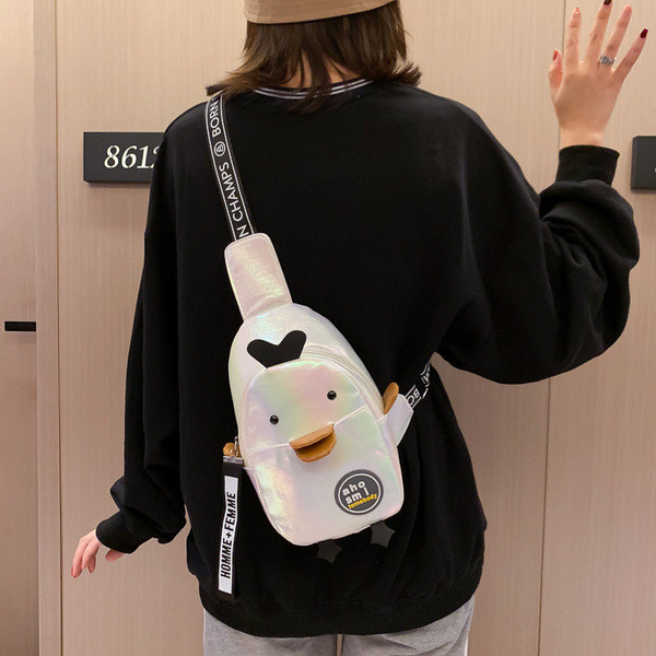 Maza sieviešu mugursoma pīles formā