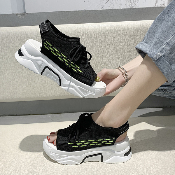 Sieviešu tekstila sandales un plakanas zoles